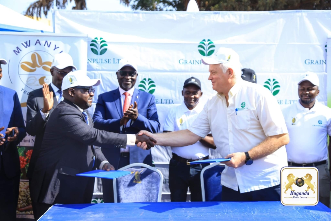 Sealing the deal – Owek Roland Ssebuufu and Fredrick Petrus Van Oudtshoorn shake hands, witnessed by Owek Robert Waggwa Nsibirwa, at the launch event.